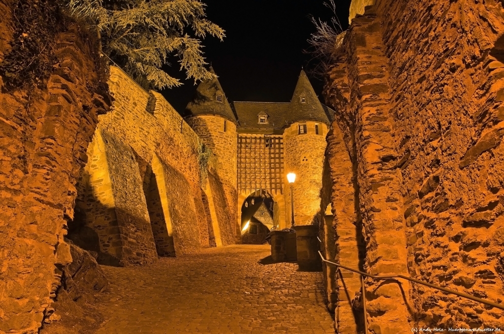 Burg Heimbach bei Nacht